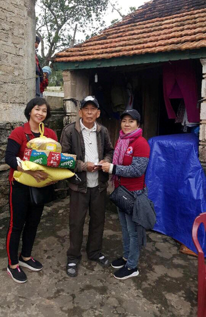 Nhóm yêu thương và chia sẻ thành phố Biên Hòa trao quà chp người dân xã Quảng Tùng (Quảng Trạch).