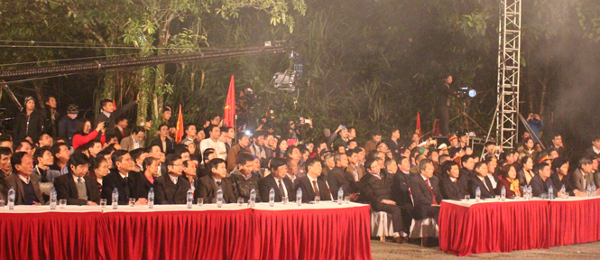 Các đồng chí lãnh đạo Đảng, chính quyền dự lễ tưởng niệm tri ân các anh hùng liệt sỹ.