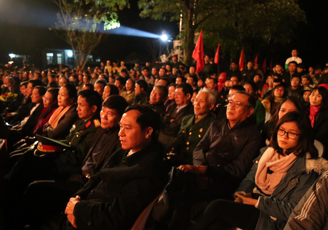 Đông đảo khán giả xúc động khi được trực tiếp tham dự chương trình tưởng niệm tại Hang Tám Cô.