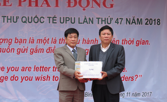  Lãnh đạo Sở Thông tin-Truyền thông trao tặng sách cho thư viện Trường THCS Đồng Phú.