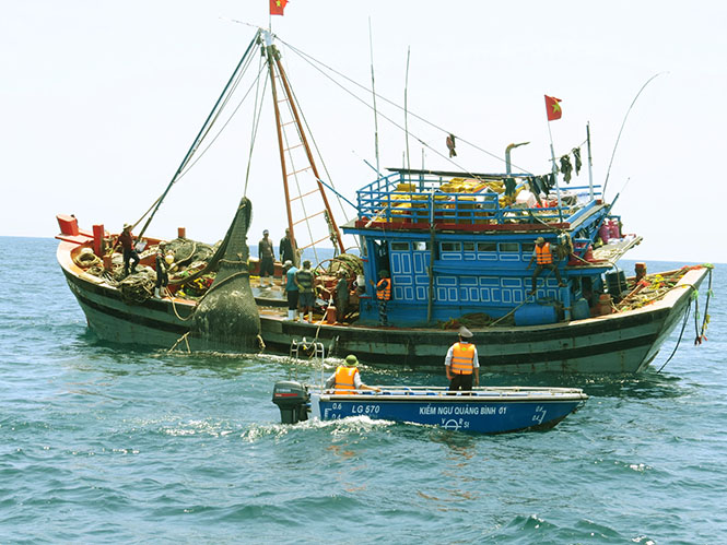 Lực lượng thanh tra Chi cục Thủy sản tuần tra, kiểm tra trên vùng biển.