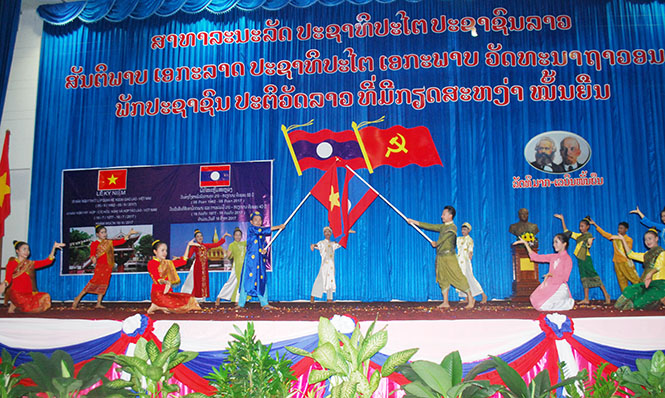 Một tiết mục văn nghệ chào mừng kỷ niệm năm đoàn kết hữu nghị  Việt- Lào.