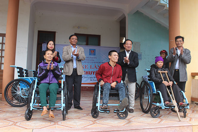  Đại diện lãnh đạo Hội trao quà cho người khuyết tật