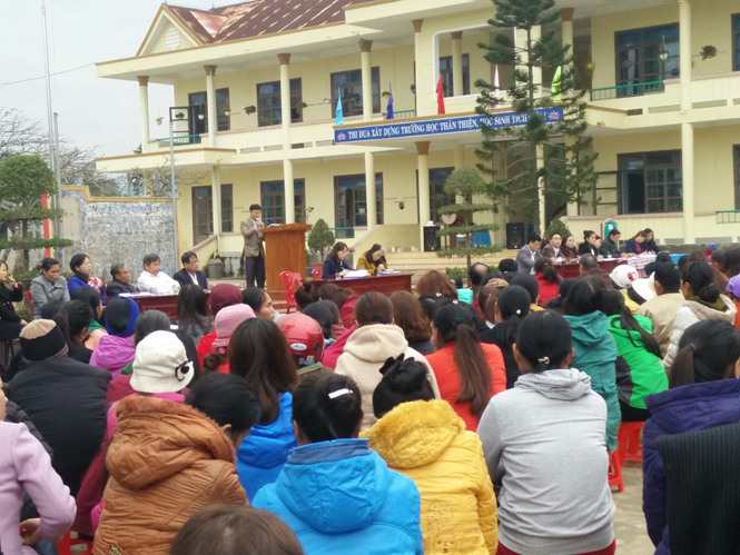 Cuộc họp toàn thể phụ huynh Trường tiểu học Nam Dinh vào chiều 28-11-2017. 