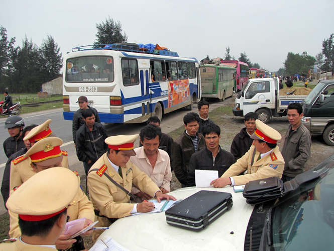 Lực lượng Cảnh sát giao thông, Công an tỉnh kiểm tra, xử lý các trường hợp ô tô vi phạm.