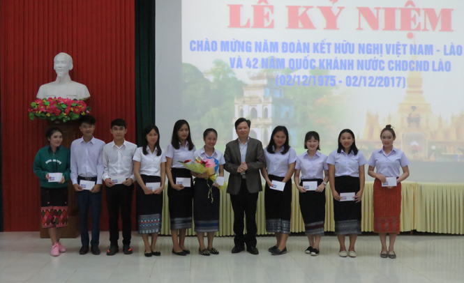 Đồng chí Phó Chủ tịch UBND tỉnh Nguyễn Tiến Hoàng trao quà cho các học sinh, sinh viên trong chương trình hợp tác đào tạo của hai nước Việt Nam - Lào.