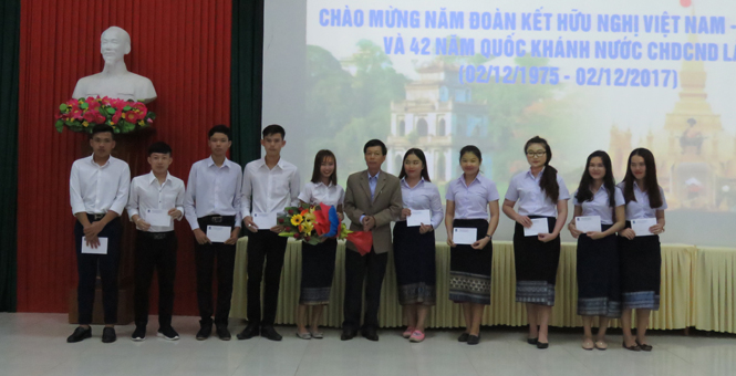 Đại diện lãnh đạo Trường đại học Quảng Bình trao quà cho các lưu học sinh, sinh viên Lào.