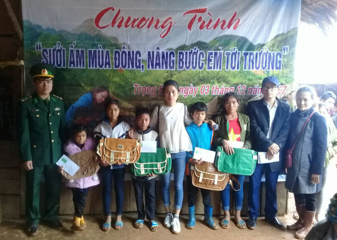  Đại diện Đồn Biên phòng Ra Mai và các tổ chức từ thiện trao quà cho các em học sinh xã Trọng Hóa.