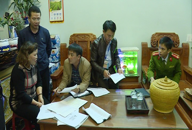 Các thành viên đoàn liên ngành huyện Quảng Trạch kiểm tra điều kiện hoạt động của cơ sở kinh doanh karaoke.