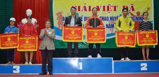 Đại diện Ban tổ chức trao giải nhất, nhì, ba toàn đoàn cho các đội đoạt giải.