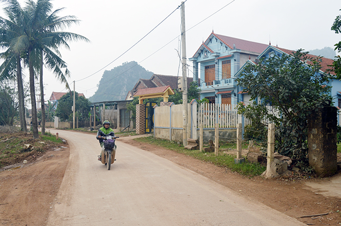  Những ngôi nhà kiên cố của các hộ dân ở xã Văn Hóa (Tuyên Hoá) được xây từ tiền xuất khẩu lao động.