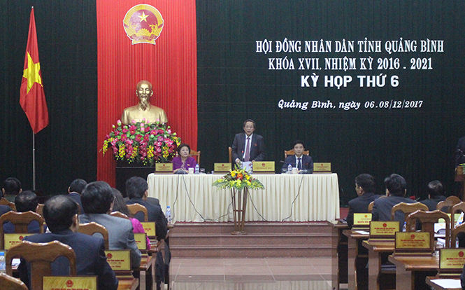 Đồng chí Chủ tịch HĐND tỉnh Hoàng Đăng Quang điều hành phiên họp chất vấn và trả lời chất vấn.