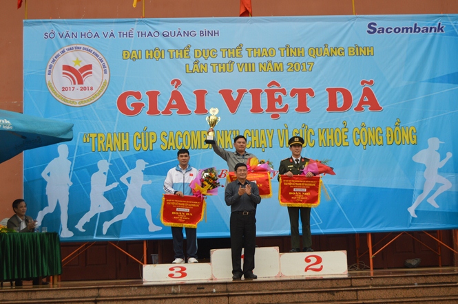 Đồng chí Trần Tiến Dũng, Tỉnh ủy viên, Phó Chủ tịch UBND tỉnh trao giải nhất, nhì, ba toàn đoàn hệ Việt dã truyền thống cho các đội.