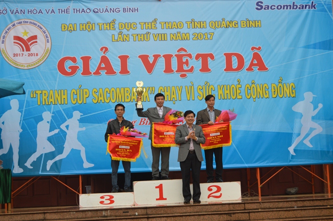 Đồng chí Trần Vũ Khiêm, TUV, Giám đốc Sở Văn hóa - Thể thao trao 