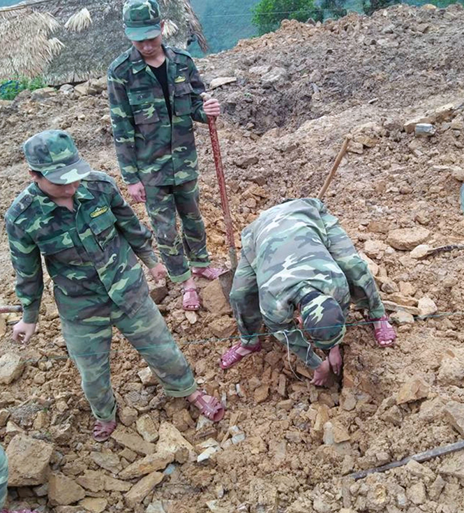 Cán bộ chiến sỹ Đồn Biên phòng Ra Mai đang tiến hành đào đất để khởi công nhà cho gia đình anh Hồ Thịnh.