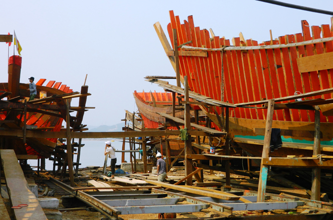   Ngư dân Ba Đồn được vay vốn nâng cấp, đóng mới tàu vỏ gỗ theo Nghị Định 67 của Chính phủ để vươn khơi, tăng thu nhập, giảm nghèo bền vững