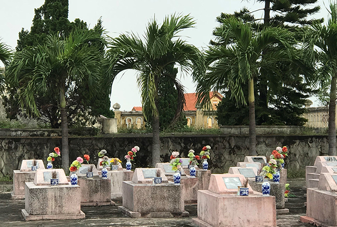  Phần mộ của các liệt sỹ luôn được người dân huyện Bố Trạch quan tâm, chăm sóc và bảo vệ