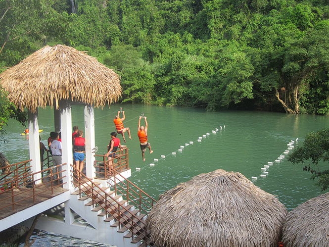 Sông Chày-hang Tối là điểm du lịch thu hút nhiều du khách trong và ngoài nước.