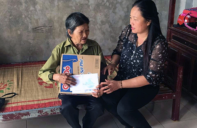 Hội Phụ nữ phường Bắc Lý đã trao hàng trăm suất quà cho chị em có hoàn cảnh khó khăn từ tiền bán phế liệu.