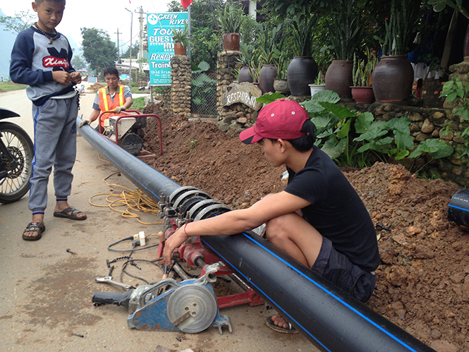  Mạng lưới đường ống dẫn nước được lắp đặt lại tại Phong Nha.