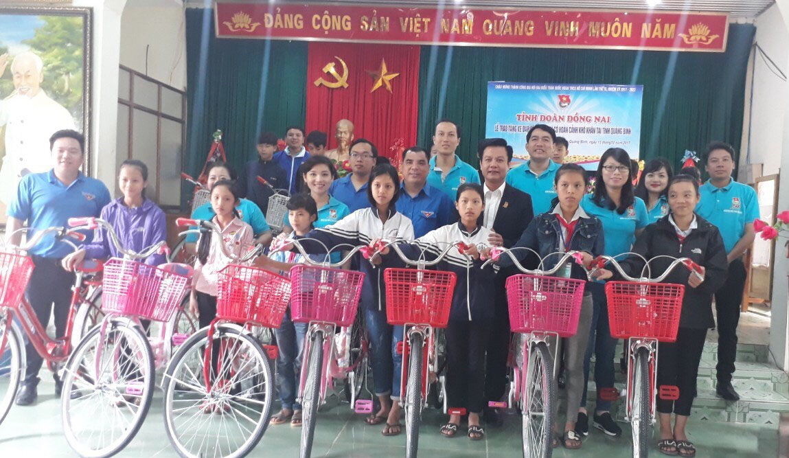 Đoàn trao tặng xe đạp cho các em học sinh