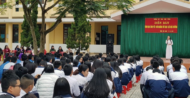 Tại diễn đàn, các bạn ĐVTN trường THPT Phan Đình Phùng đã mạnh dạn nói lên suy nghĩ của mình về bạo lực học đường.