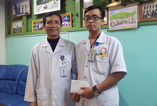 Đại diện tổ chức Công đoàn Bệnh viện hữu nghị Việt Nam-Cu Ba Đồng Hới động viên tinh thần và tặng quà nhân viên y tế.