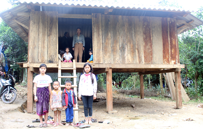 Bốn chị em Hồ Thị Nhung trước ngôi nhà ĐĐK mới được đưa vào sử dụng