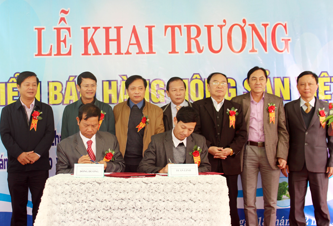 Lễ ký kết biên bản ghi nhớ hợp tác kinh doanh giữa Công ty CP thực phẩm xanh Đông Dương với HTX nấm sạch Tuấn Linh.