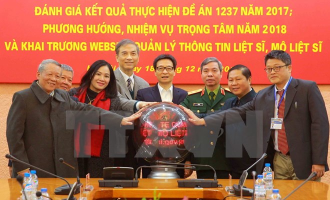 Phó Thủ tướng Vũ Đức Đam, Trưởng Ban Chỉ đạo quốc gia 1237 với các đại biểu bấm nút khai trương website quản lý thông tin liệt sỹ, mộ liệt sỹ. (Ảnh: An Đăng/TTXVN)