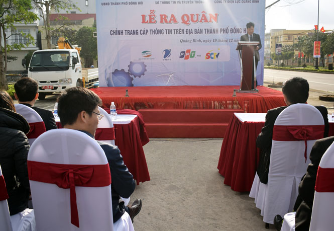   Đồng chí Nguyễn Tiến Hoàng, Phó chủ tịch UBND tỉnh phát biểu tại buổi lễ ra quân chỉnh trang cáp thông tin trên địa bàn TP.Đồng Hới