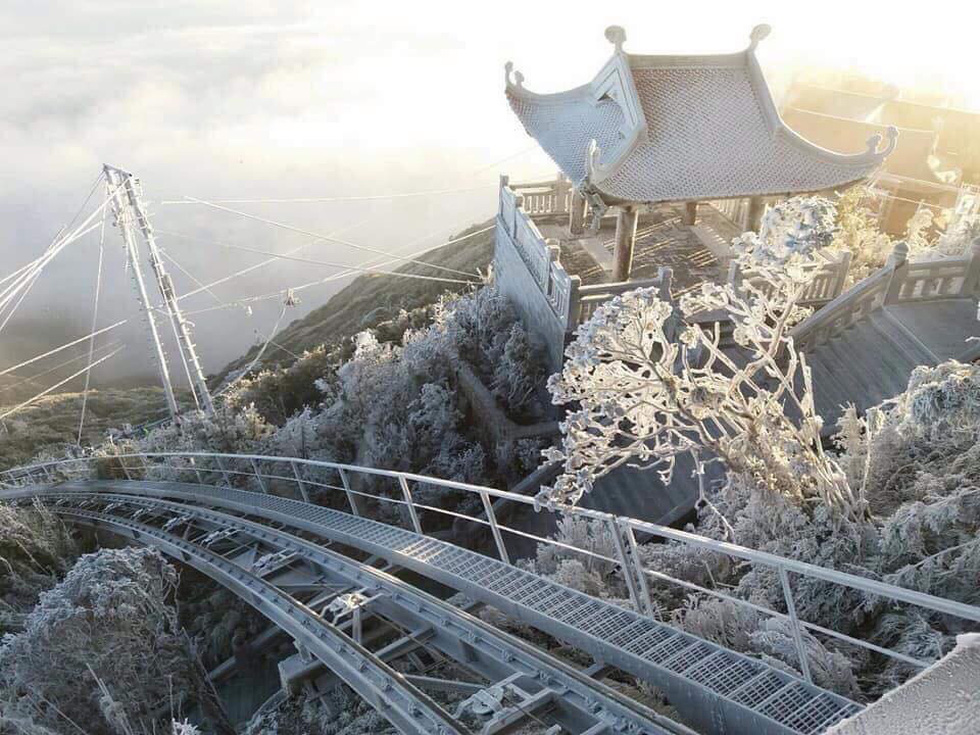  Một ngôi chùa trên đỉnh Fansipan trông như tiên cảnh khi băng tuyết bao phủ