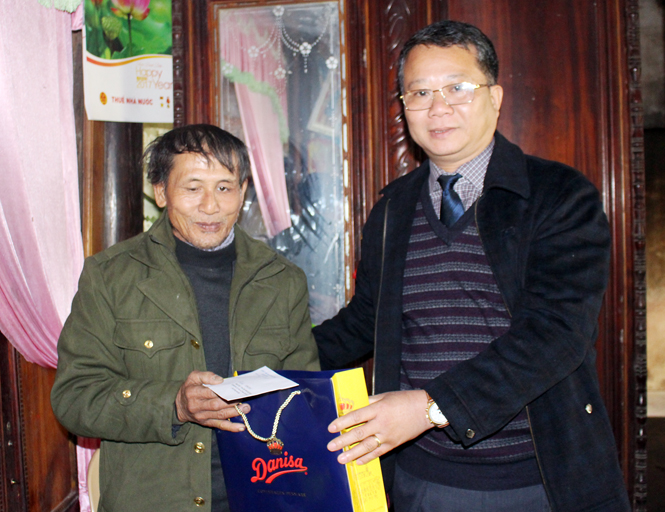Đồng chí Nguyễn Hữu Hồng, Phó Chủ tịch UBND huyện Bố Trạch tặng quà cho gia đình chính sách tại xã Lâm Trạch.