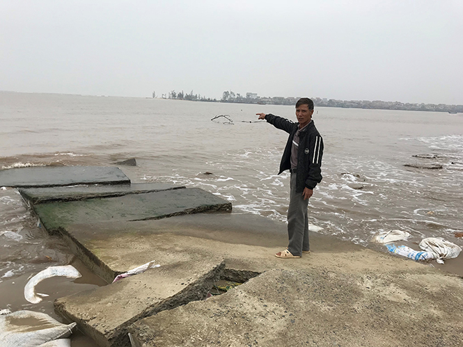 Hiện tượng biển xâm thực đánh sập đường bê tông ở thôn Phú Xuân, xã Quảng Phú, Quảng Trạch.