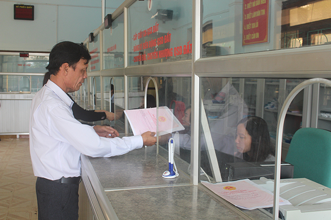 Cán bộ địa chính xã trực tiếp đến bộ phận một cửa UBND huyện Lệ Thủy để giải quyết các thủ tục hành chính thuộc lĩnh vực đất đai cho nhân dân.