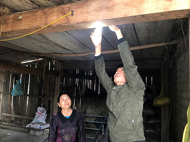 Người dân bản Phú Nguyên vui mừng khi có điện.