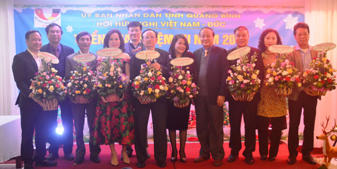 Tặng hoa cho các hội viên làm kinh tế giỏi của Hội hữu nghị Việt Nam - Đức.