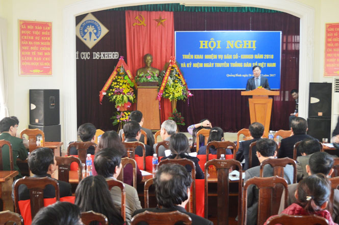  Đồng chí Nguyễn Tiến Hoàng, Phó Chủ tịch UBND tỉnh phát biểu tại hội nghị.