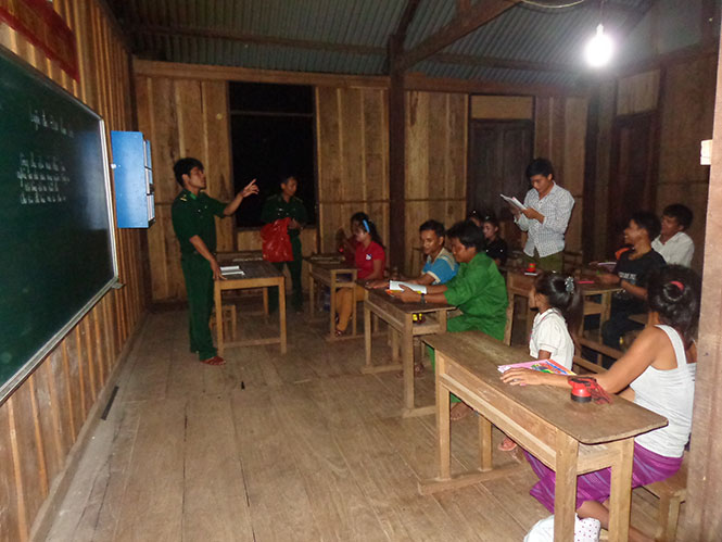 Lớp học xoá mù chữ ở bản Dốc Mây, xã Trường Sơn  do lực lượng BĐBP tỉnh trực tiếp đảm nhận.