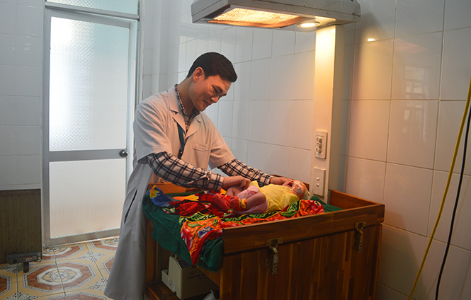 Cải tiến bàn sưởi ấm sơ sinh được sử dụng trong phòng mổ khoa Sản, Bệnh viện đa khoa Bắc Quảng Bình.