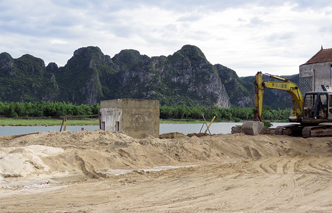 Một bãi tập kết cát trái phép trên địa bàn huyện Quảng Trạch.