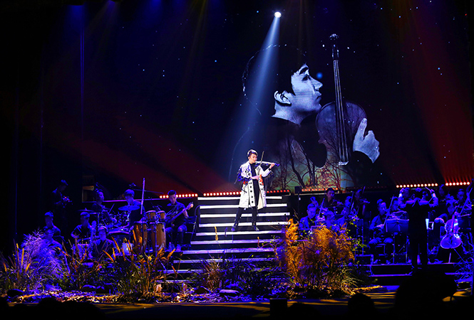 Trương Nhật Hoàng “phiêu” cùng cây đàn violin trên sân khấu.
