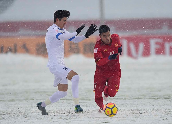 Pha tranh bóng giữa Jasurbek Yakhshiboev (trái) của U23 Uzbekistan với Vũ Văn Thanh (phải) của U23 Việt Nam trong trận chung kết U23 châu Á. (Nguồn: AFP/TTXVN)