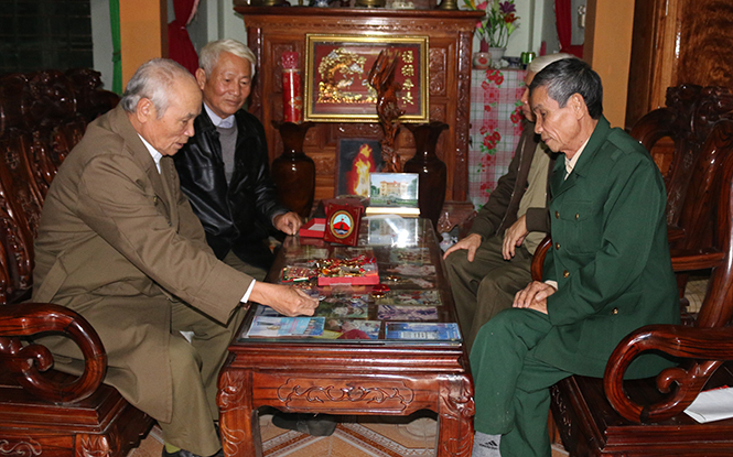 Anh hùng LLVTND Nguyễn Xuân Giang (ngoài cùng bên trái) ôn lại những kỷ niệm chiến trường cùng đồng đội