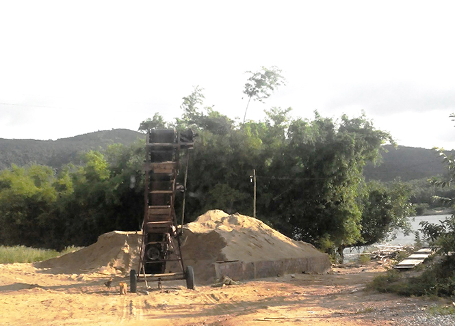 Một bãi tập kết cát trái phép trên địa bàn huyện Bố Trạch.