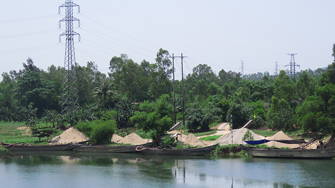 Tại huyện Quảng Ninh, qua kiểm tra có đến 11 bãi cát, sỏi được lập trên đất thuộc phạm vi bảo vệ đê, kè sông Long Đại.