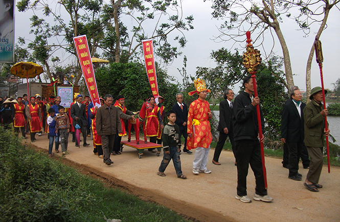 Lễ rước vong linh cụ Đoàn Chí Tuân (Bạch Xỉ) vđo thờ  tại đnh Hìa Ninh năm 2015. Ảnh: T.H