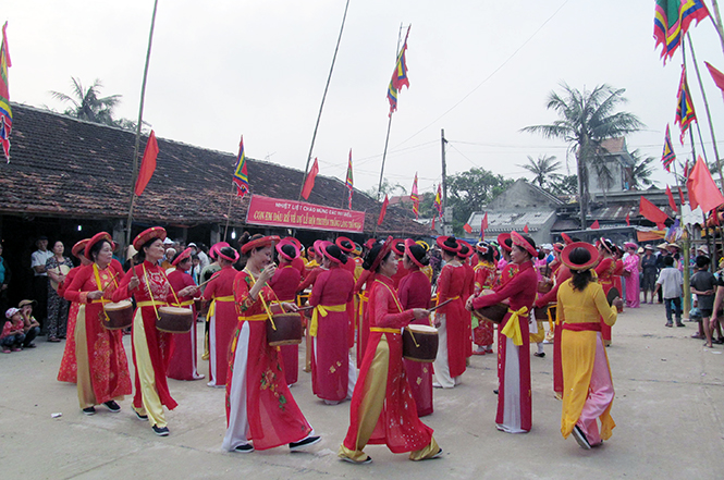 Người dân làng Thổ Ngọa nô nức tham dự lễ hội mồng mười tháng ba-lễ hội truyền thống lớn nhất của làng.