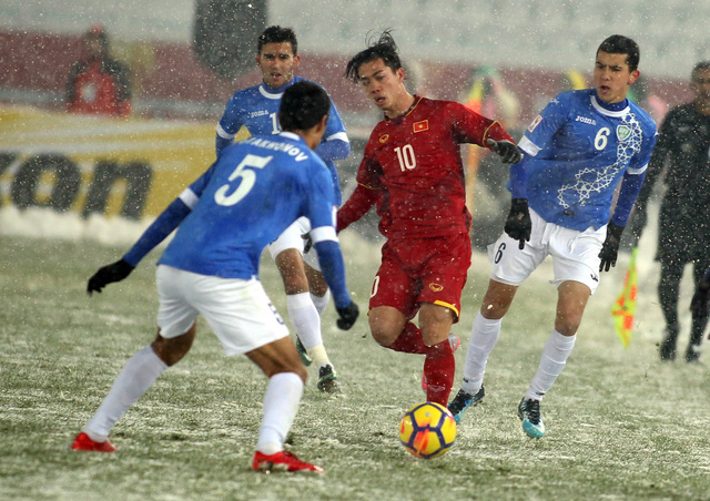 Công Phượng (10) nỗ lực vượt qua vòng vây các hậu vệ Uzbekistan trong trận chung kết - Ảnh: NGUYÊN KHÔI