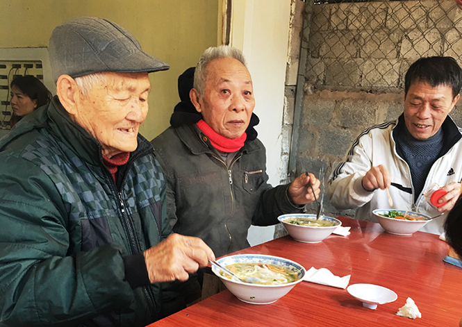 Những thực khách lớn tuổi này đã lặn lội một quãng đường khá xa từ Hải Thành lên Đồng Sơn để được thưởng thức bát cháo canh mà họ yêu thích.